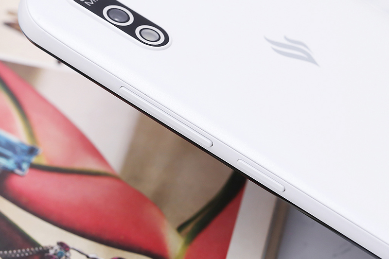 Điện thoại Vsmart Bee 3 thiết kế đơn giản