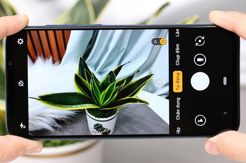 Điện thoại Vsmart Live (6GB/64GB) | Camera sau