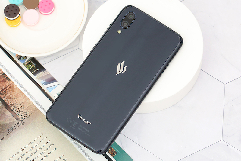Điện thoại Vsmart Star | Mặt lưng bóng bẩy